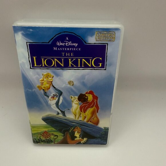 Disney Pin The Lion King VHS Tape Case Hakuna Matata Monogram Limited Edition - Picture 1 of 5